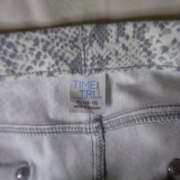 Gray and cream reptile slim jeans fitted stretch NWT - Picture 3 of 3